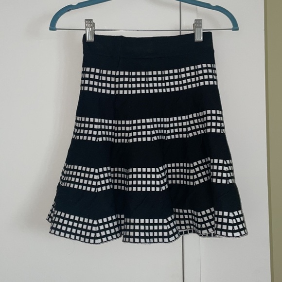 Black & White Flirty Knit Mini Skirt - Picture 3 of 4